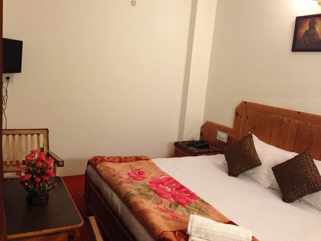 Akash Hills Hotel Manāli Екстериор снимка